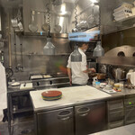 カツレツMATUMURA - 外から覗けるキッチン。松村氏が揚げています。