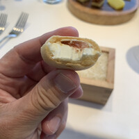 Convivio - 最中の中はイチヂクとクリームチーズ、トスカーナの栗の蜂蜜を入れて挟んでいる