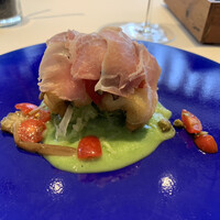 Convivio - 油でサッと揚げたハモ、胡瓜のソースと間にキャベツのピクルス、フルーツトマトと柿の木茸（エノキ茸の一種）を添えて、上には辻ジェス自らが作りに行ったと言う長野県東御市の八重原の生ハム
