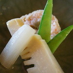 山野草料理 花門 - 海老しんじょとたけのこの炊き合わせ。
