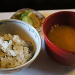 山野草料理 花門 - 山菜ご飯とタケノコのお味噌汁、漬け物。