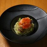 Cold pasta with salmon cream and salmon roe