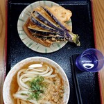 Menzoku - かけうどんに天かすとネギを投入。茄子とレンコンの天ぷらと揚げ