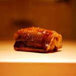 鮨 草平 - ◇穴子（長崎 対馬）
      ふわふわでしっかり形を整える。 ツメのほろ苦さとコクが身の味を立てて、シャリと纏まれば江戸前らしい穴子の風味を立たせて美味しさへと着地。