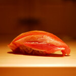 鮨 草平 - ◇大トロ
      敢えて中トロの前に持ってきた大トロ。砂ずりの部位。