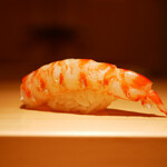 鮨 草平 - ◇車海老
      口に入れて感じる温度の一体感。 噛みしめる度にシャリの甘みが車海老の甘みとベクトルを合わせて、抜ける香りも心地よい一体感を添える。