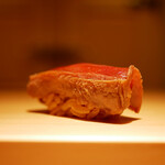 鮨 草平 - ◇赤身 漬け
      一日置いて敢えて酸化させた漬けに柚子胡椒を忍ばせて。
      鉄の味わいと赤酢のシャリの酸味が同じベクトルで立ち上がり、綺麗な相乗且つ力強い旨味へと着地。これは直球で美味い！