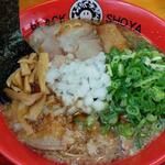 ぶらっくラー麺 しょうや - 背脂ブラックラーメン (税込)800円 ※拡大 (2022.09.03)