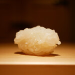 鮨 草平 - ◇白イカ（山口 萩）
      藻塩を水に解いた水塩を刷毛で塗ると、その塩が柔らかく身に馴染み、バラけと共に酸味が込み上げて身の甘みを引き立てる。 心をグッと掴む抜群のファーストタッチ。