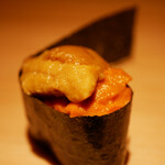 鮨 草平 - 馬糞は甘み、紫はクリーミーさ、それが同時に押し寄せてつくられる綺麗なコクとミネラル感。さらにパリッとした海苔がおいしさを引き立てる！ 贅沢の極みは北海道ならではのおもてなし。