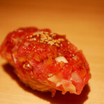 鮨 草平 - トロの濾された身からは甘みと香りが強く膨らみ、そこに響くたくあん。 シャリのおいしさも改めて感じられる、草平さん至極のおはぎ。