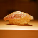 鮨 草平 - ◇春子鯛
      酢朧〆で脱水されつつもむっちりした身、圧をかけると旨みが柔らかく広がり、シャリは酸味から甘みに表情を移り変え、引き立つ美味しさを表現！ 江戸前らしい古典的で綺麗な仕立て。