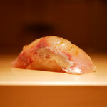 鮨 草平 - ◇のどぐろ（噴火湾）
      昆布出汁と白醤油漬け。
      しっとりとした身の旨みを最大限に引き出す酸味とえんみ交わる漬け加減。シャリと同化するほどに高まる旨みに恍惚とするばかり。抜群に美味しい。