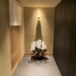 鮨 草平 - 暖簾をくぐったアプローチから辿り着く入口