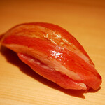 鮨 草平 - ミルキーさもありながら夏の脂の乗りと香りを心地よく立てながら口どける。 脂の多いネタでもシャリの美味しさを改めて実感できた極上の一貫。