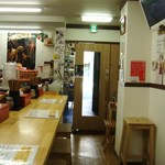 からふく麺 - エントランス側にカウンター席