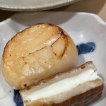 銀座 しのはら - 帆立の味噌幽庵に庄内麩に
      クリームチーズを挟んだもの