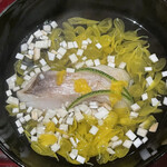 銀座 しのはら - 重陽の節句をあしらって菊花椀 椀種は白甘鯛
      菊花
      昆布のお出汁
      松茸の角切り 紋別の松茸