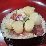 銀座 しのはら - 鮪の太巻き
      
      赤身の漬けは山葵和え
      中トロは煮切りで
      すき身はべったらと胡麻で和えて
      胡瓜の細切りに穂紫蘇を添えて一緒に巻物にしてます。