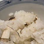 銀座 しのはら - 松茸ご飯にチョット振り塩して筍の甘味旨味をキュンと引き上げてた