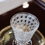 江戸前芝浜 - 玻瓈杯（ぎやまんさかづき）に"叩（たゝ）き蚫（あはび）"