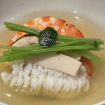 銀座 しのはら - ○車海老
      ○松茸
      ○鱧
      ○三つ葉
      ○柚子の皮
      
      鱧出汁の穏やかな旨味が舌に染み入る
      松茸の気高く香る匂ひが鼻腔を揺する