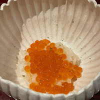 銀座 しのはら - 新イクラが初々しい甘味を携えて舎利に寄り添う。咀嚼して行くと卵黄の様な甘美な味わいが深まり、まるで卵かけご飯