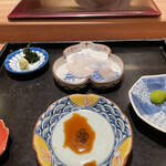 鮨みなと - 薬味(岩海苔･ﾜｻﾋﾞ)､ﾏﾂｶﾜ&縁側､煎り銀杏