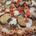 イル・パチョッコーネ・ディ・キャンティ - 『越の丸茄子のペーストとサルシッチャのピッツァ』、ナスとトマトのピザで、最高に美味しいピザでした。