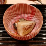 蓬左茶寮 - 鮑と椎茸の炊き合わせ