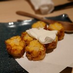 酒と料理　戸塚駅横研究所 - とうもろこしの唐揚げサワークリーム添え(¥650)