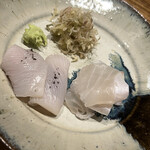 温石 - 左がジンドウイカ。いわゆるヒイカです。自家製の墨塩をトッピング。ただただ、アンマイ。右手はメイチダイ。脂が強めなので山葵とお醤油でいただきました