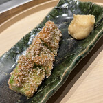 温石 - 緑茄子のおかき揚げ。白味噌ペーストとの相性が抜群でした。