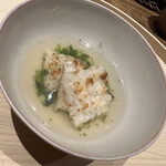 温石 - 炊き上がりのお米を網で挟み炭火でお焦げにします。浅利出汁と浜名湖のアオサ海苔でいただきました