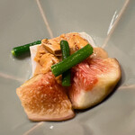 温石 - 落花生豆腐と無花果。落花生の土臭い香りが無花果の甘さを引き立てます。これまでも何度か落花生豆腐をいただきましたが、今夜のこの仕立てが完成形かも。