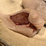 温石 - ジンドウイカの片面を軽く炭火で炙りました。このひと手間で甘みと旨味が爆発