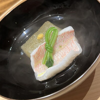 温石 - ソコイトヨリと冬瓜のお椀。イトヨリダイより更に深いところに生息するソコイトヨリ。顔付きもちょっとだけ異なるようです。身質は捌いた後の処理が完璧なので、ホクホクした旨味の塊でした。