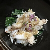 温石 - 浜名湖のどうまんがに。コイツは抜群にウンマカッタ。悦凱陣の燗酒との相性も抜群。緑はモロヘイヤのお浸しです。