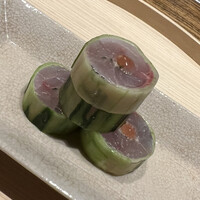 温石 - 鯵の胡瓜巻き。旬は五月かと思いますが、なんと今シーズン最高の鯵でした。朝に塩〆して夕暮れに巻き、真空ラップして一昼夜、良い感じに馴染んでおりました。親方曰く『鯵の力が全てです』とご謙遜。