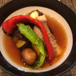 お席 みきち - 赤茄子とマソイの揚げ出し。ほか万願寺唐辛子やマッシュルームなど色々。