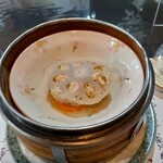 趙の飲茶 888 - 一品目。蓮根で鶏ミンチのお団子をはさんであり、人参が一枚敷いてありました。やさしい味つけの煮物。
