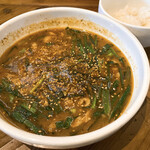 CURRY ZION - 【2022年08月】ニラ豚1100円（辛さ２、ご飯少な目）、提供時。