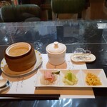 趙の飲茶 888 - 朝粥、500円税込。これに最初に提供の品がもうひとつあり、食後のお菓子もるきます。