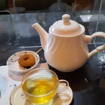 趙の飲茶 888 - 温かいお茶は、説明受けましたが覚えられませんでした。とても美味しい。お菓子にミニドーナツ。