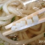 よこた手打うどん - 2013.4.13(土)12時半 訪問 いつものかけ 350円 で、大並み 今日もゴム系のコシ(^_^)