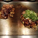 戸田亘のお好み焼 さんて寛 - モダン焼き二種。左がきじ流モダンで右が大阪モダン。