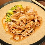 Enkaen - イベリコ豚のカルパッチョガーリックソース。お肉がパサッとしてたので、きゅうりで巻いて食べなきゃ。