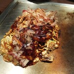 Toda Wataru No Okonomiyaki Sante Kan - きじ流モダン。タマゴと生地でソバを包んだ、オムソバみたいなスタイルのモダン焼き。こちらは麺も生地も柔らかに仕上げてあるのでフワフワの仕上がり。