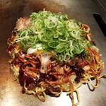 Toda Wataru No Okonomiyaki Sante Kan - 大阪スジモダン。麺がパリパリに焼けていて品川店より美味しいです(’-’*)♪   生地もふっくら❤️