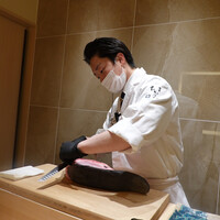 銀座 ちかみつ 並木通り - タンを捌く水野料理長